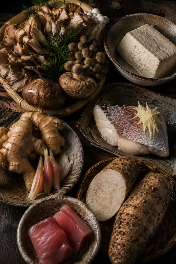 Ingredientes do inverno de Hokkaido: cogumelos japoneses, tofu artesanal, gengibre fresco, cará e peixe